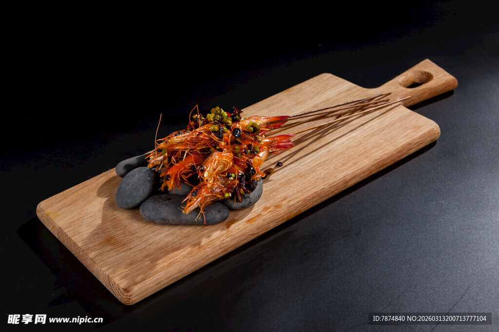 木制砧板上的美味烤肉串