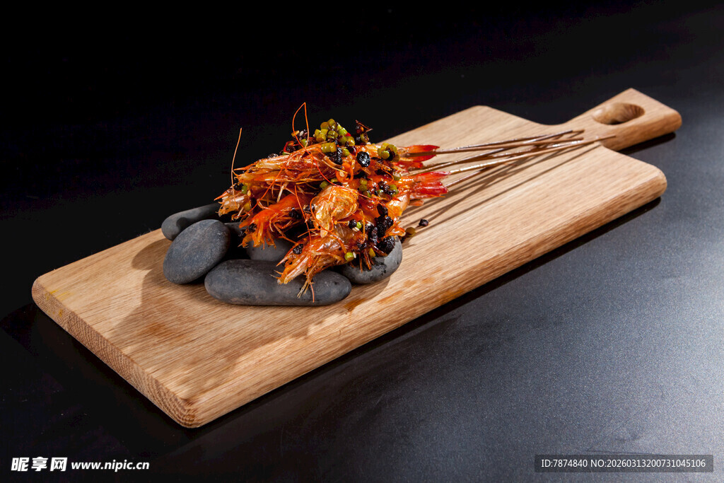 木制托盘上的美味烤肉串