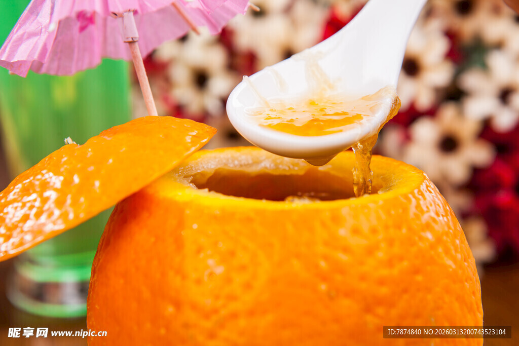 橙子创意饮品 勺子舀取中
