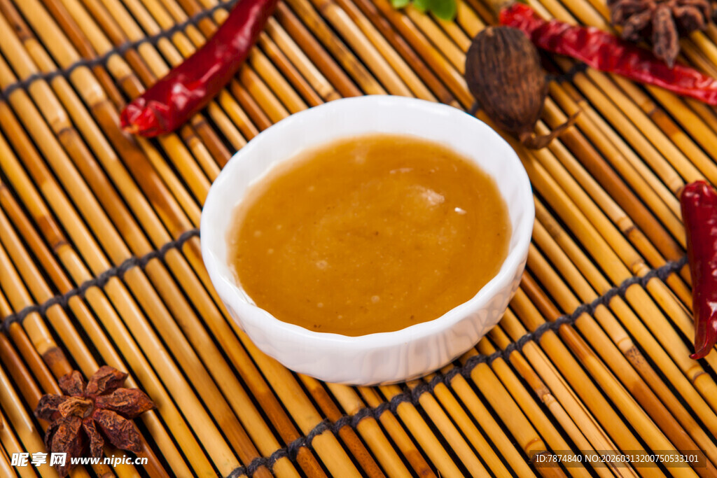 竹席上的美味蘸料