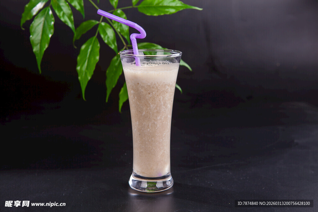奶昔饮品 插紫色吸管