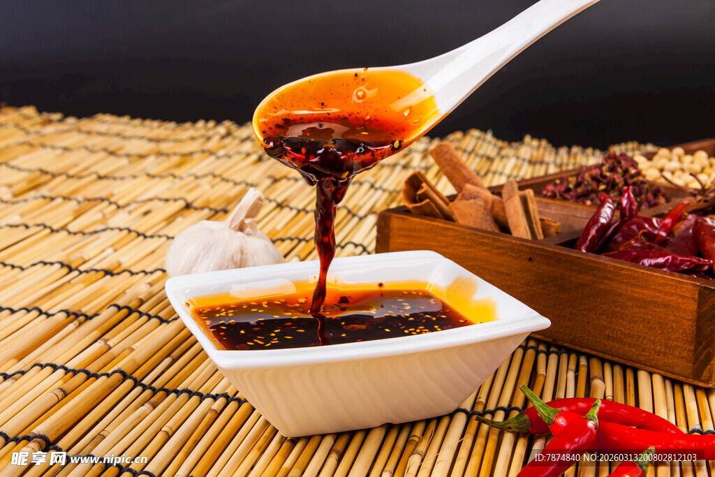 香浓酱料正缓缓倒入容器