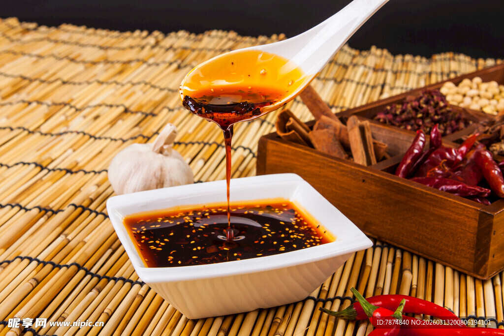 香浓辣酱正在缓缓倾倒