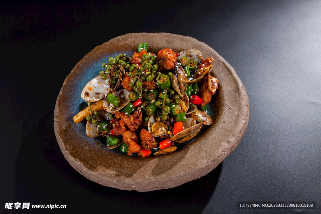 木盘里的多彩美味蔬菜