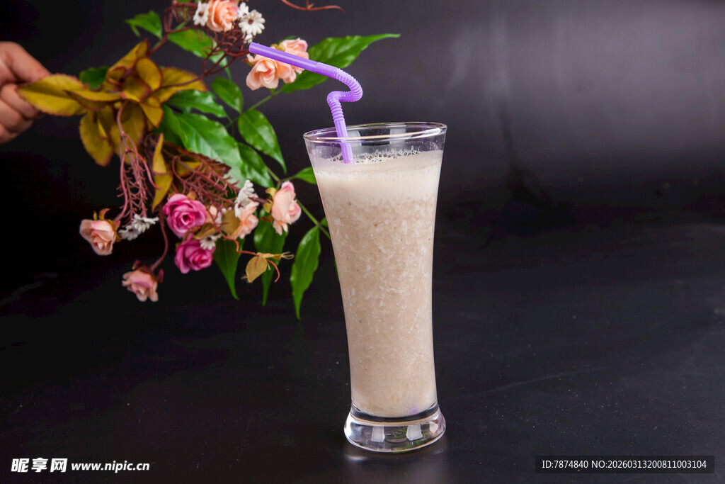 花香环绕的美味奶昔