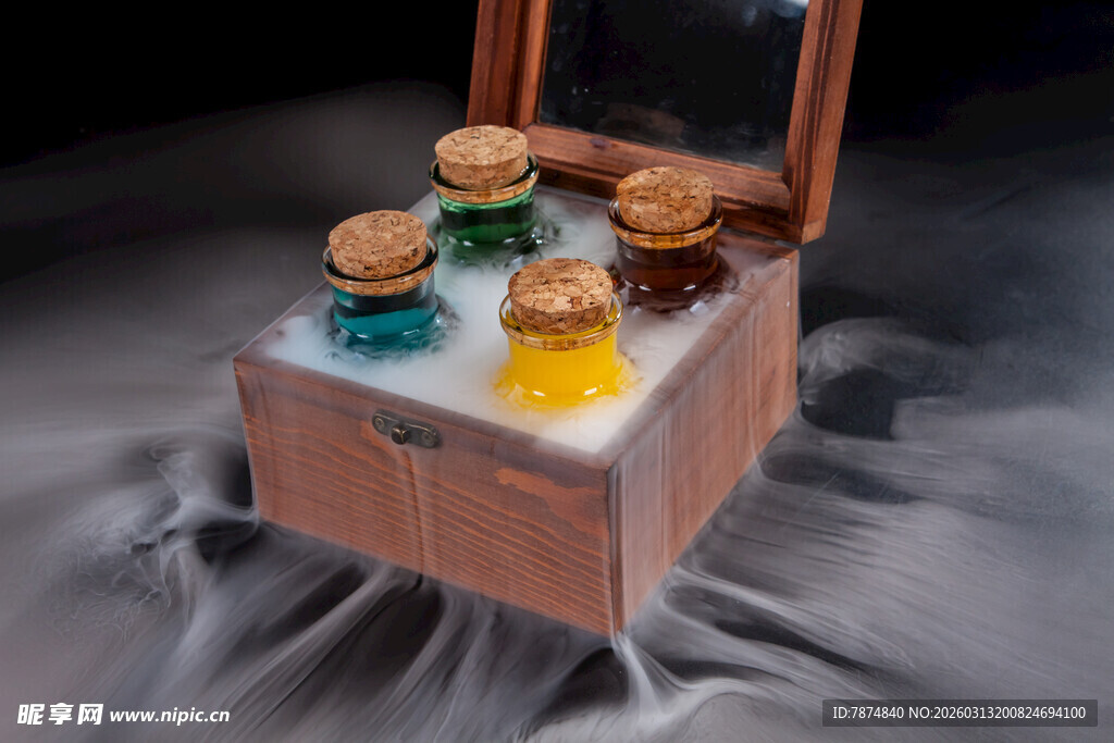 木盒中多彩小瓶的精致组合