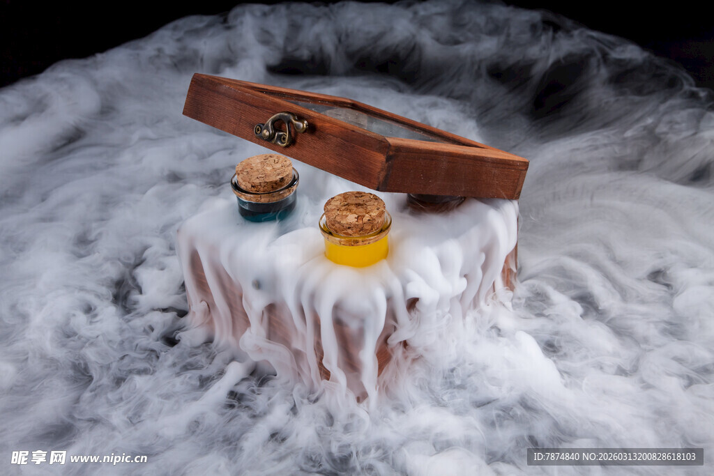 雪上木桩上的精致物件