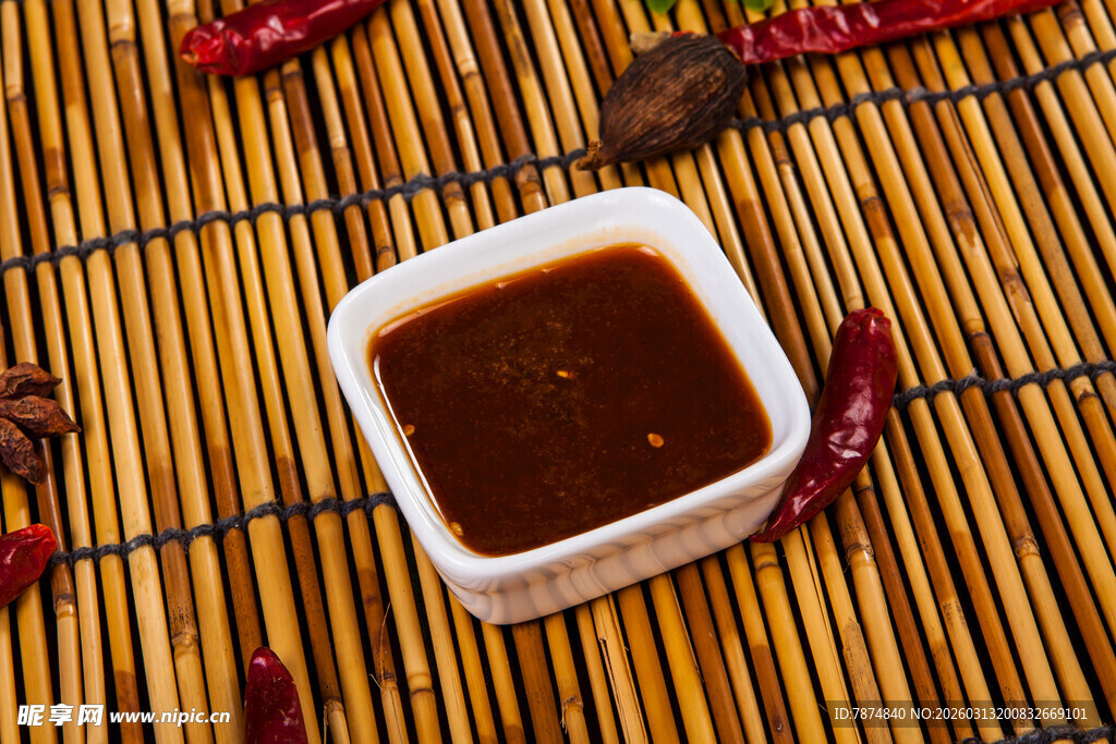 竹席上的美味蘸料