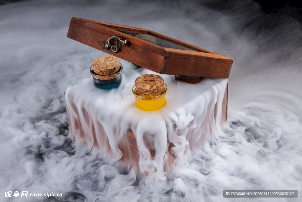 雪地上的美味糕点与木盒