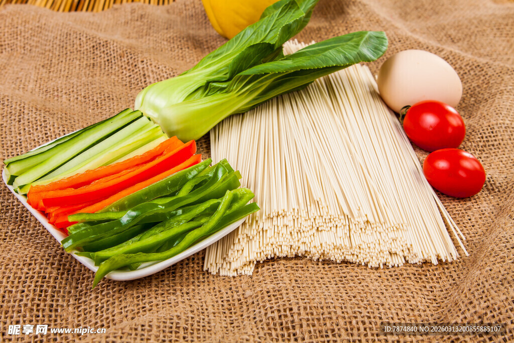 新鲜食材组合的美味挂面