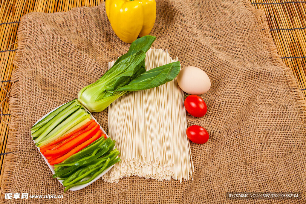 新鲜食材组合的美味面食