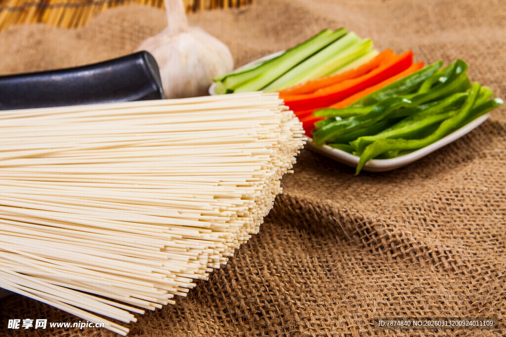新鲜食材 面条与多彩蔬菜
