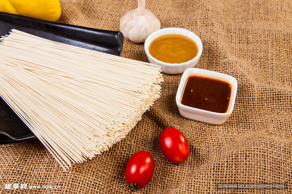 挂面与调料食材组合