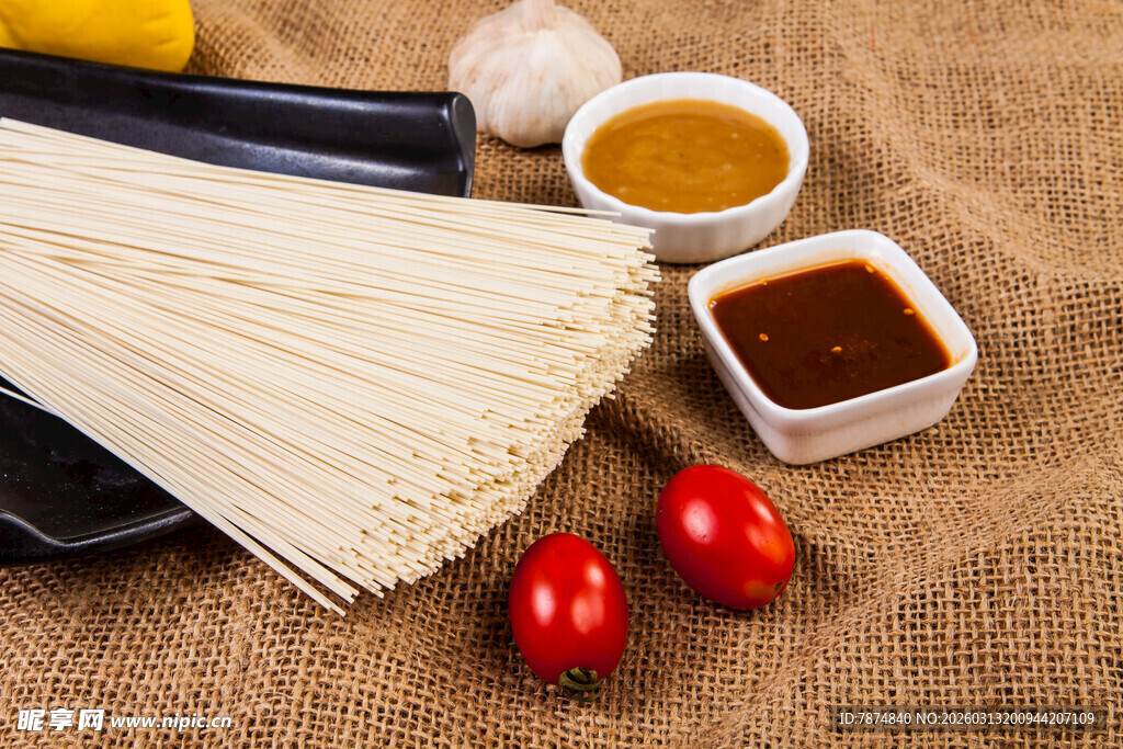 新鲜面条与调料食材组合