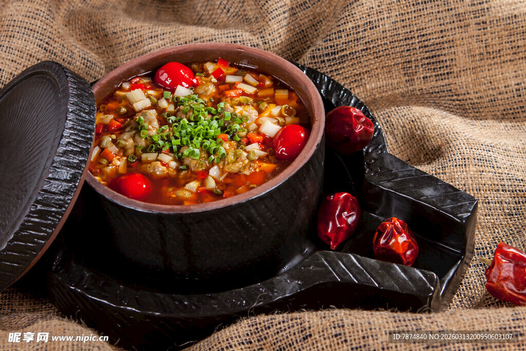 香辣可口的特色瓦罐菜肴