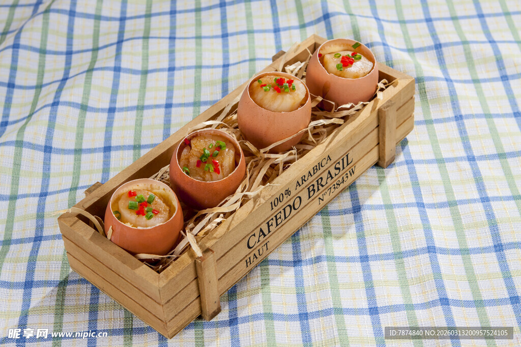 木盒中美味彩顶小面包