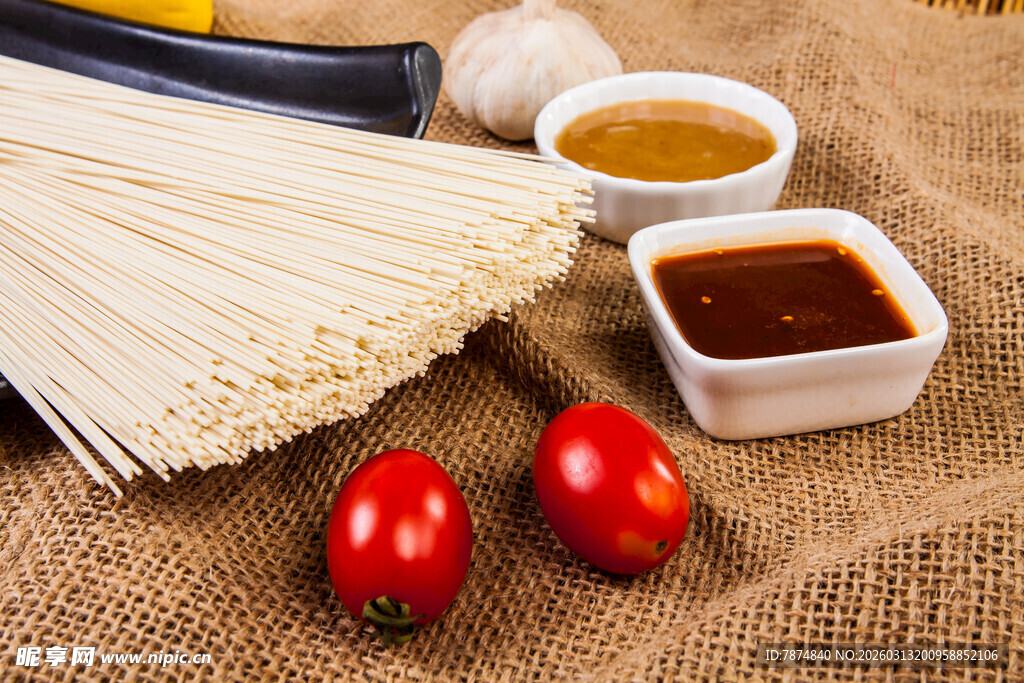 挂面与调料及新鲜番茄