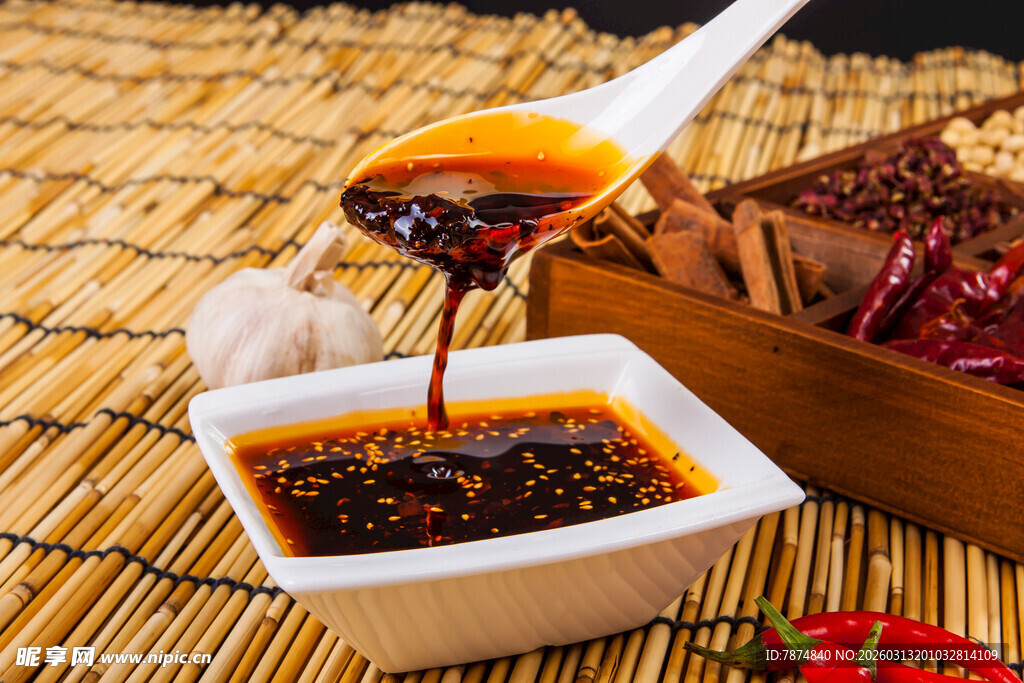 美味酱料正缓缓倾倒