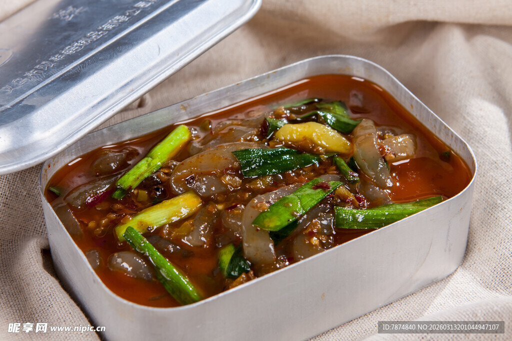 锡纸包装的美味蔬菜炖肉