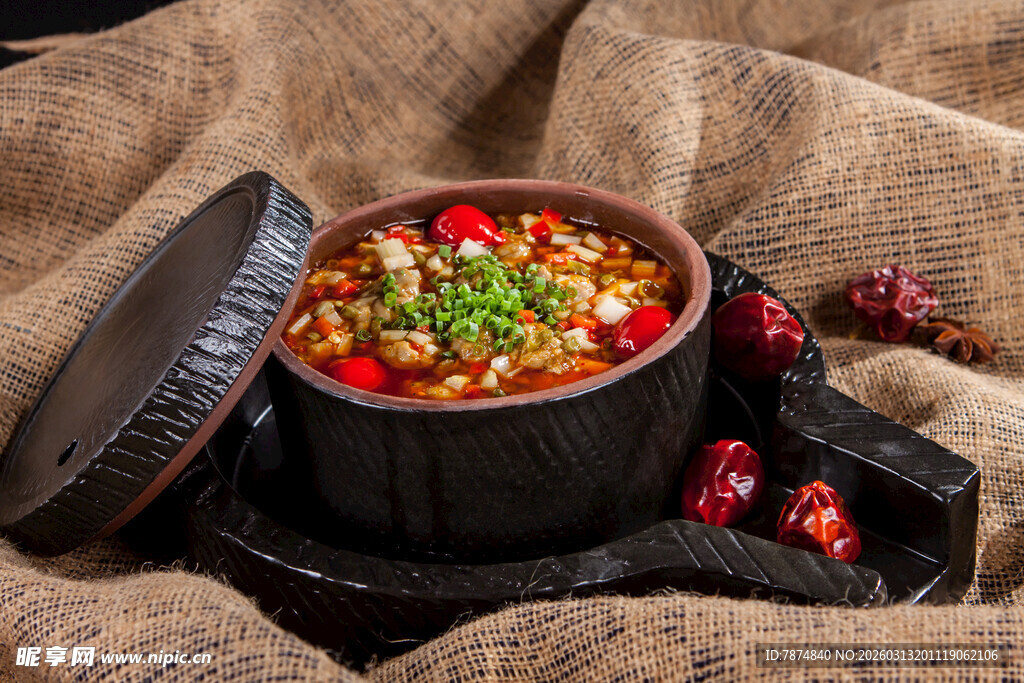 陶罐装的美味香辣菜肴