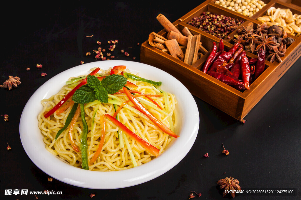 美味凉拌菜与多样香料