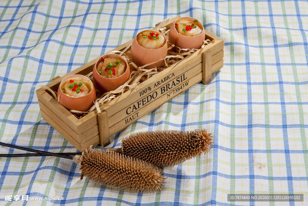 木盒中摆放的特色烘焙食品