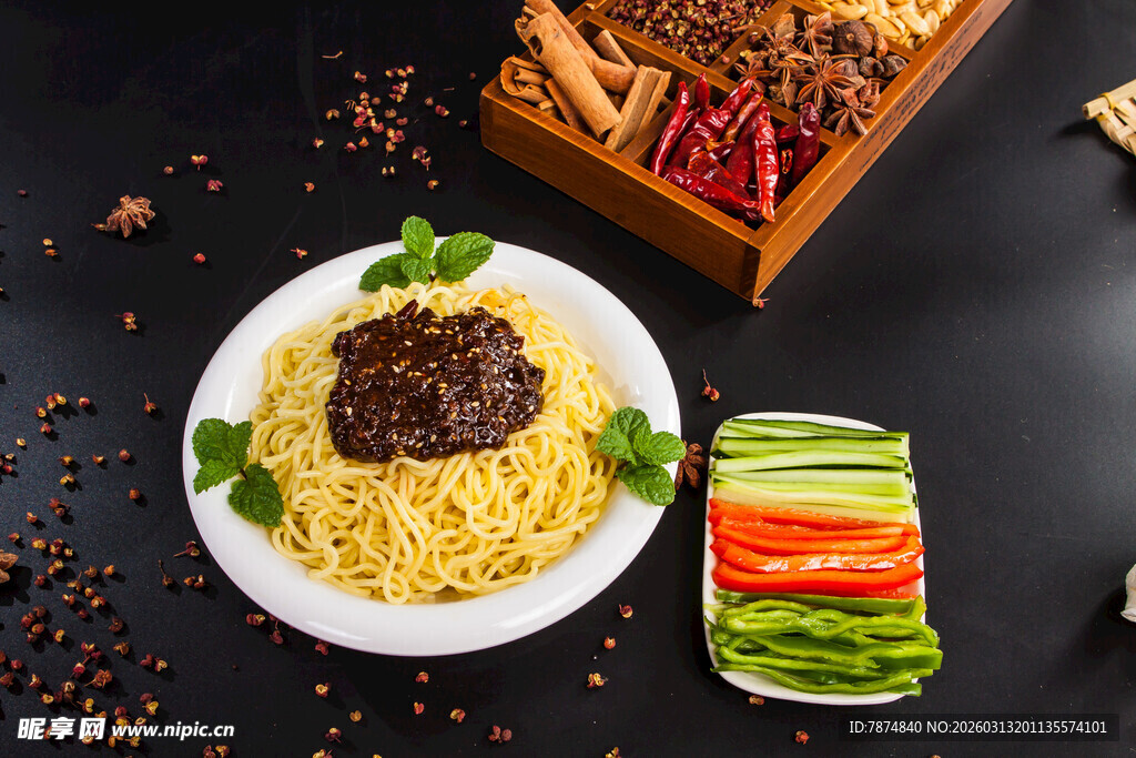 肉酱拌面配清爽蔬菜