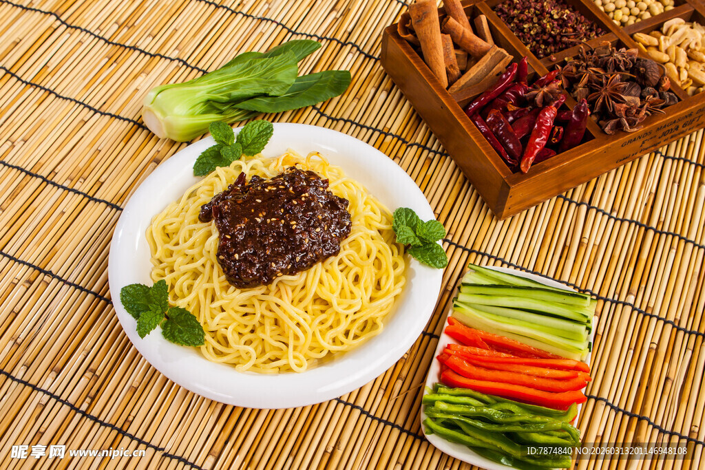 美味炸酱面搭配新鲜配菜