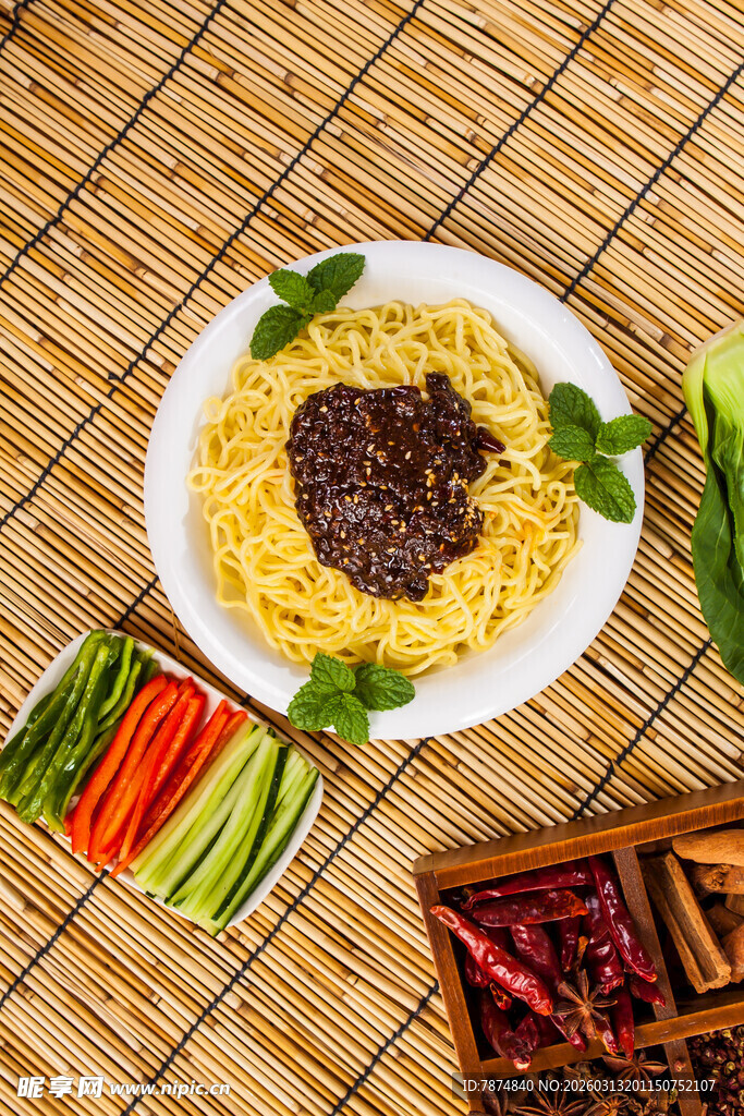 美味牛肉炒饭配多样配菜