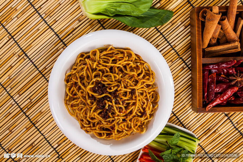 竹席上的美味干拌面