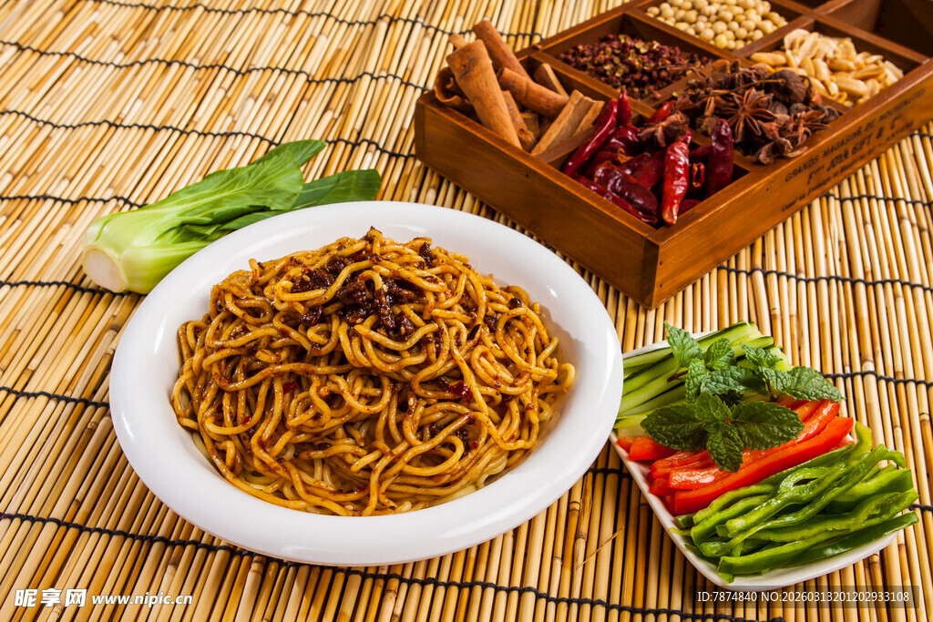 美味炒面搭配多样食材