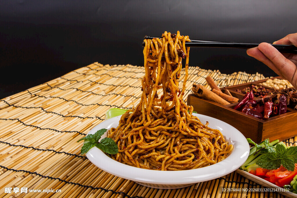 美味热干面 筷子挑起诱人