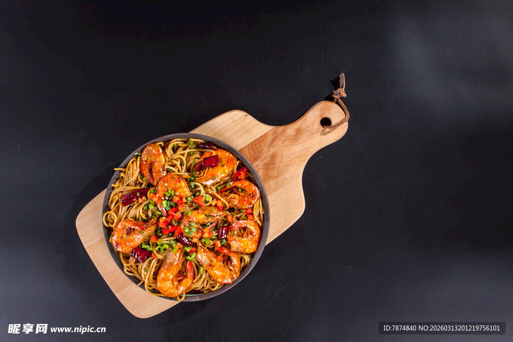 木盘上的多彩蔬菜烘焙美食