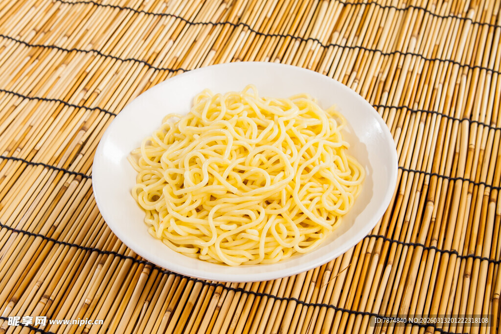 竹席上的一碗美味方便面