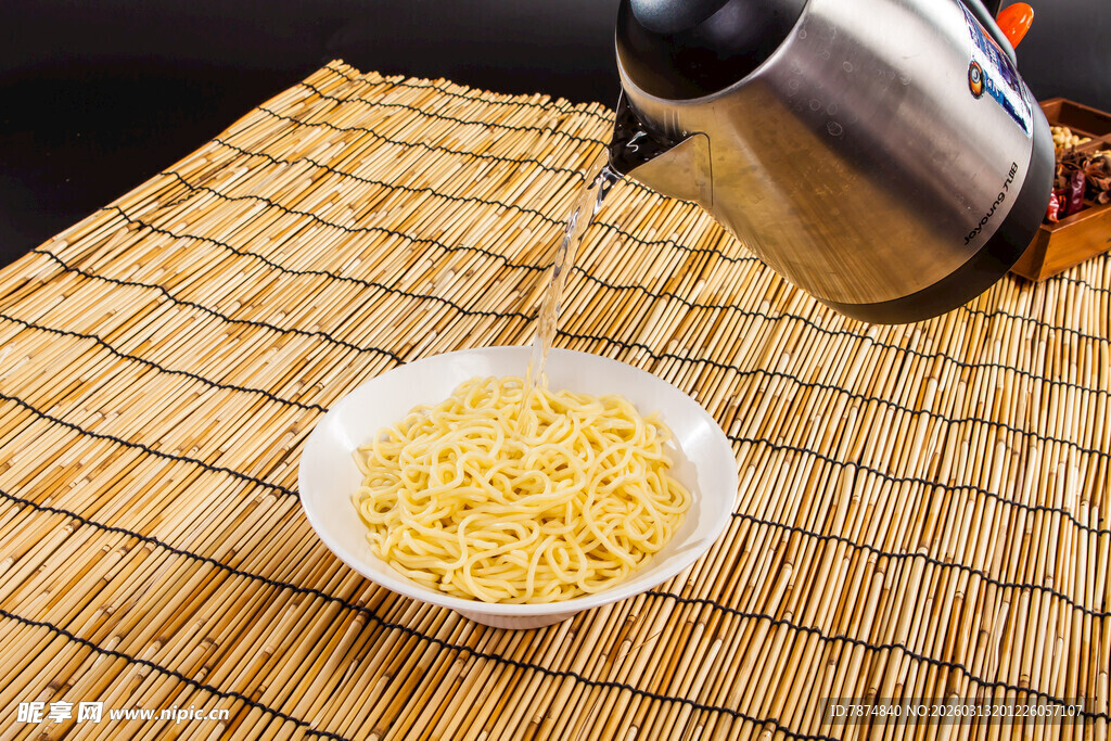 竹席上的泡面与热水壶