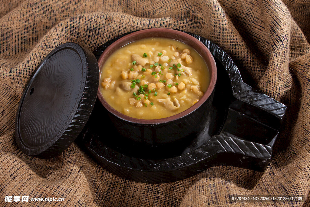 黑色碗中美味鹰嘴豆泥