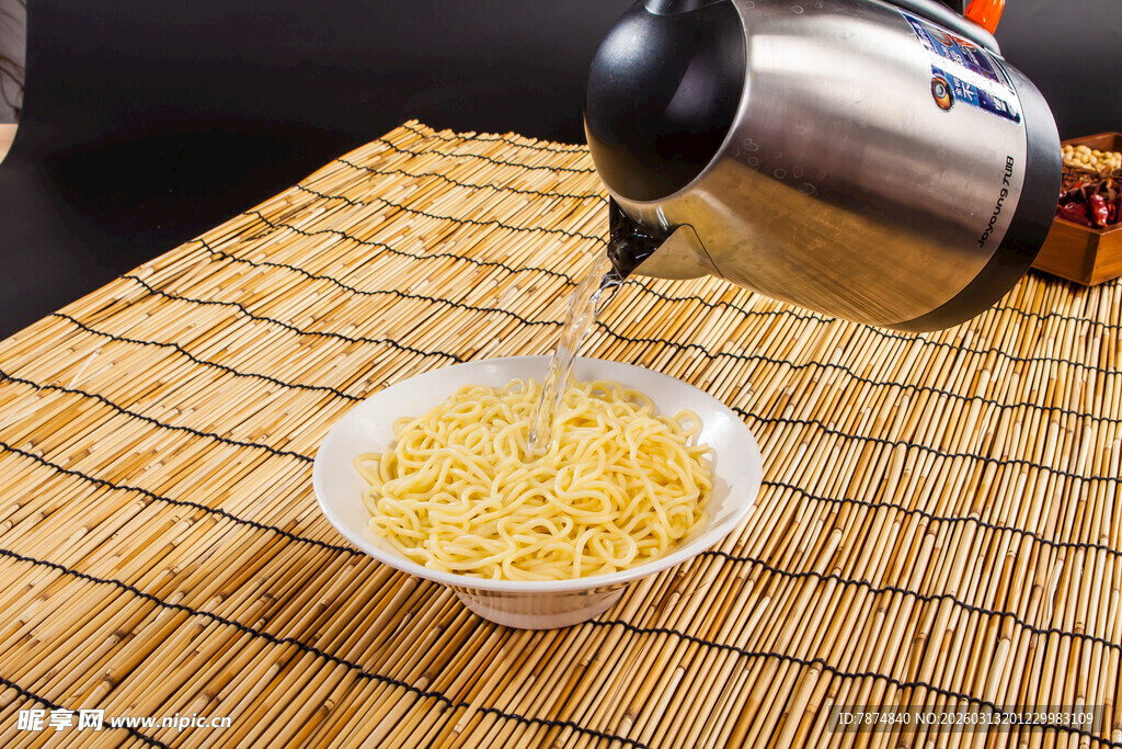 热水冲泡方便面瞬间