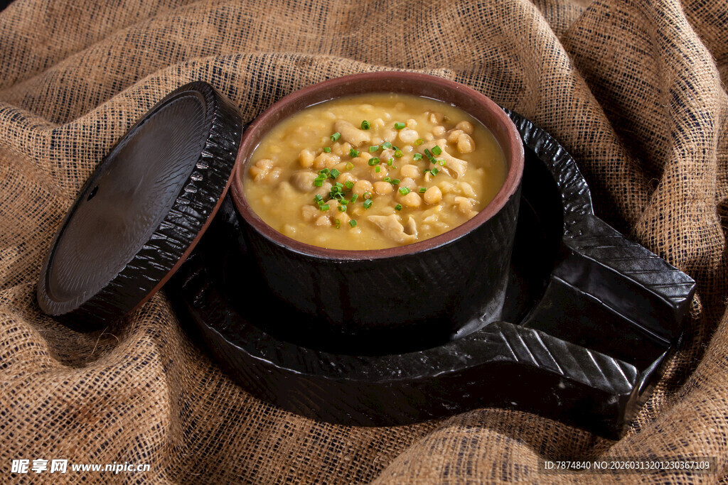 黑陶碗中的美味鹰嘴豆泥