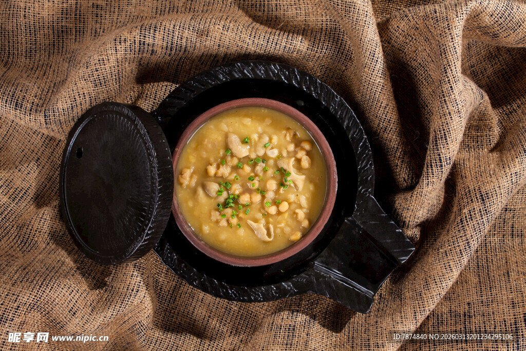 黑陶碗中的美味黄色浓汤