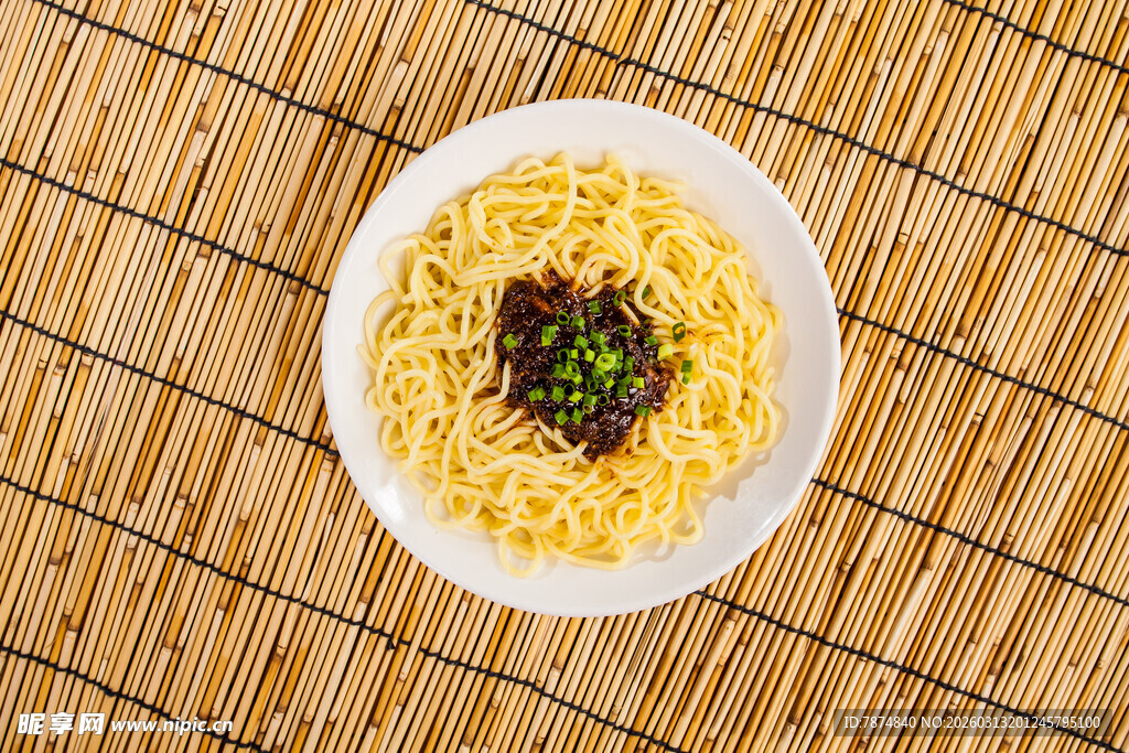 竹席上的美味方便面