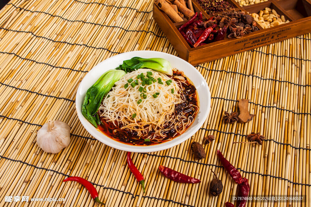 美味米粉配菜丰富诱人