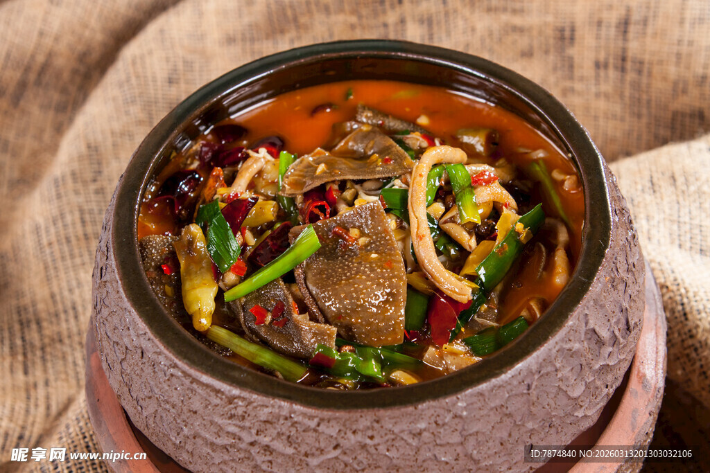 石锅美味杂蔬炖鱼