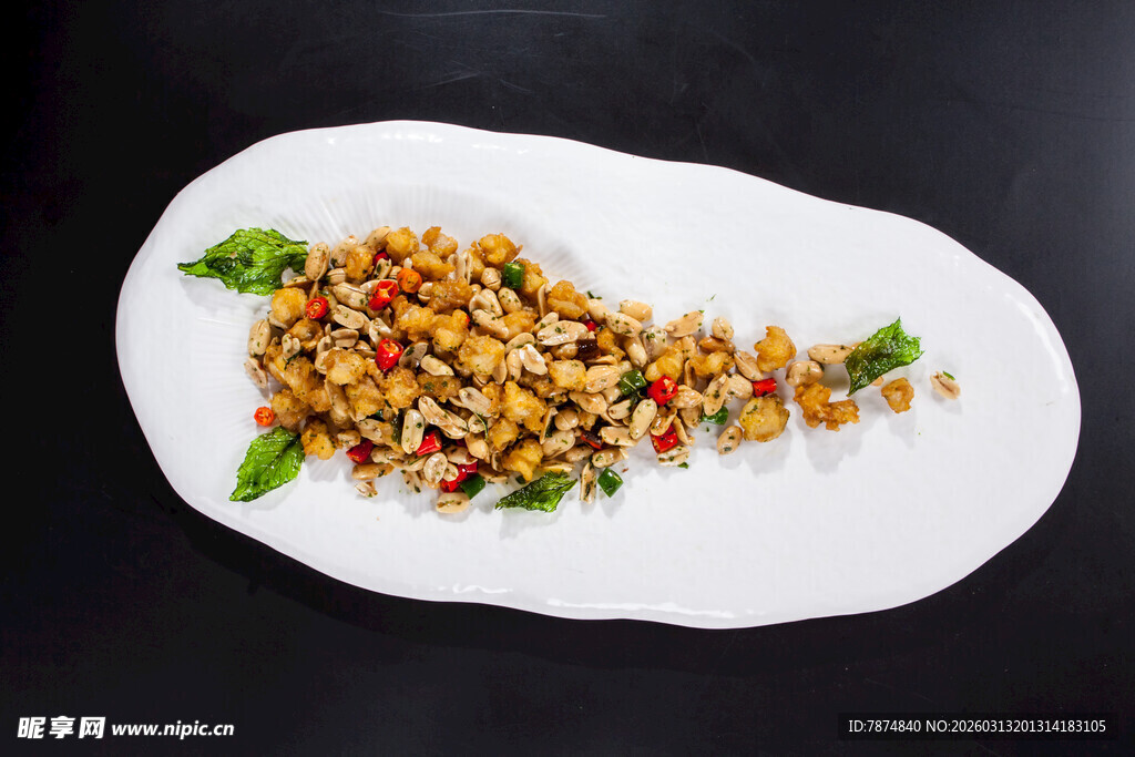 精致摆盘的美味坚果沙拉