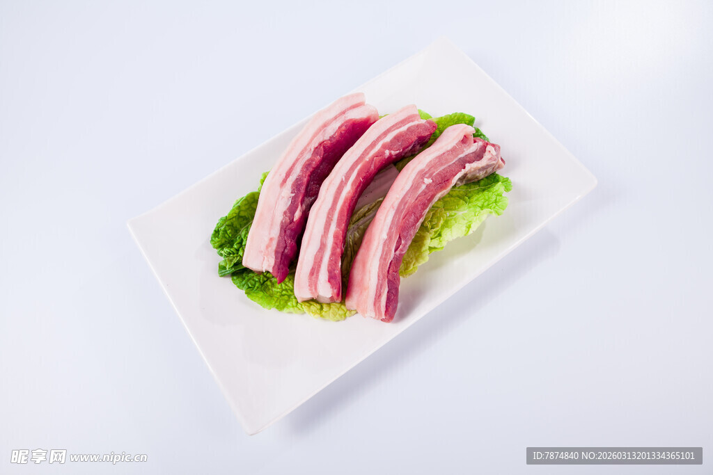 新鲜培根肉片摆于生菜上