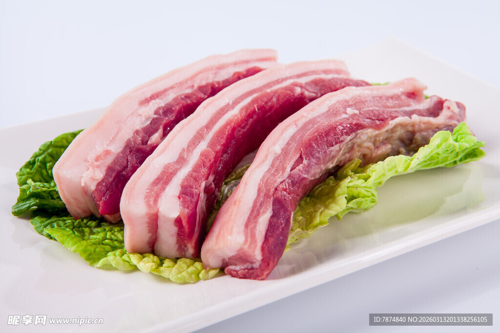 新鲜五花肉肉片摆于生菜上