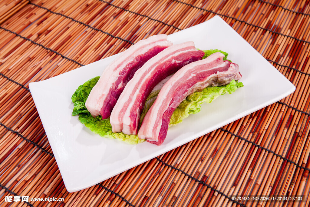 新鲜五花肉片摆于盘上