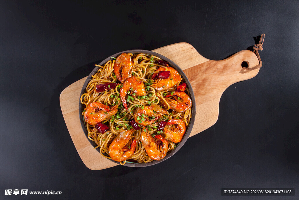 木制托盘上的多彩意面