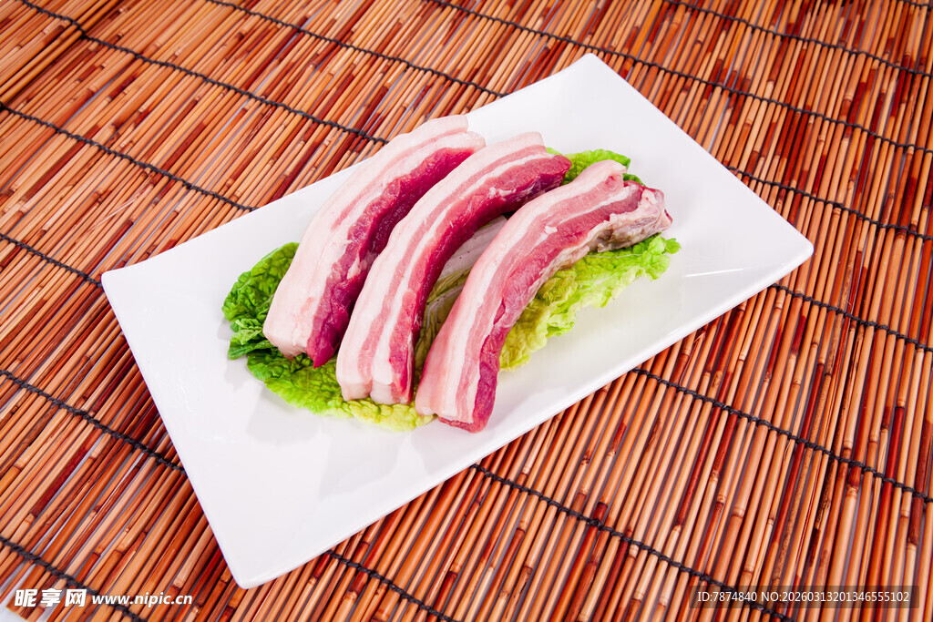 新鲜五花肉摆于绿叶上