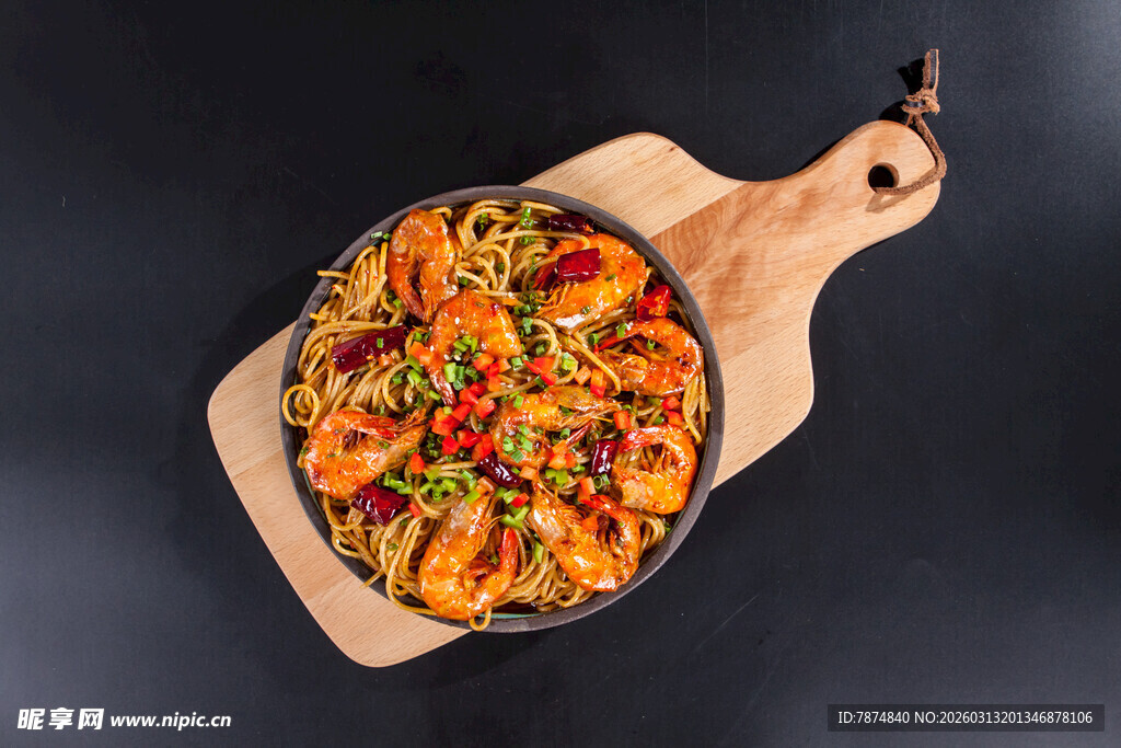 木制砧板上的美味意大利面