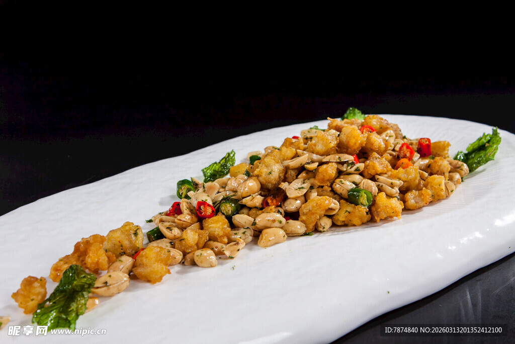 美味果仁鸡丁摆盘精致